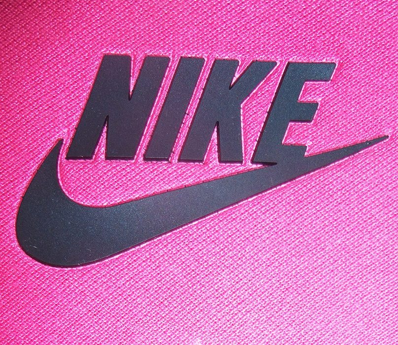 Logo ép nổi cao trên vải